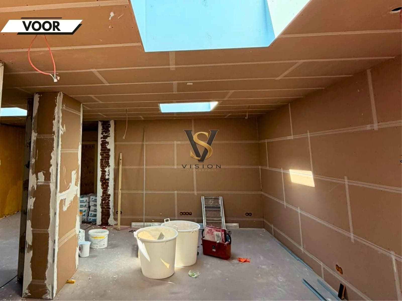 Aanbouw met daklicht: wanden en plafond in één traject — voor het werk